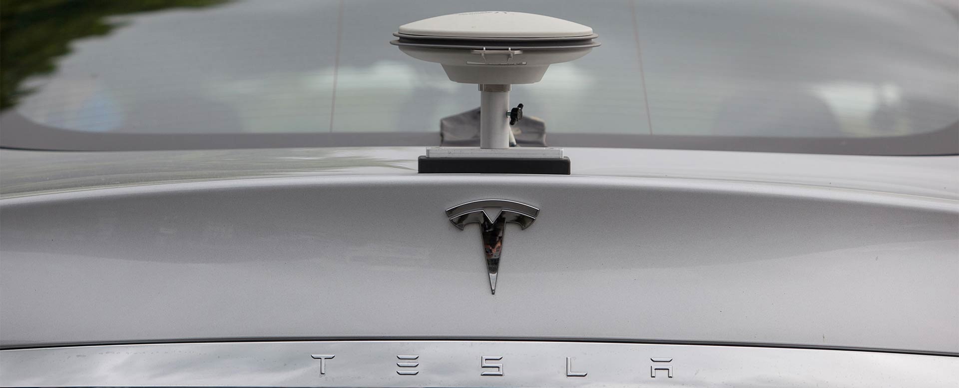 GPS-Antenne für Elektroauto von Tesla Motors, Model S, für autonomes Fahren GPS-Antenne für Elektroauto von Tesla Motors, Model S, für autonomes Fahren