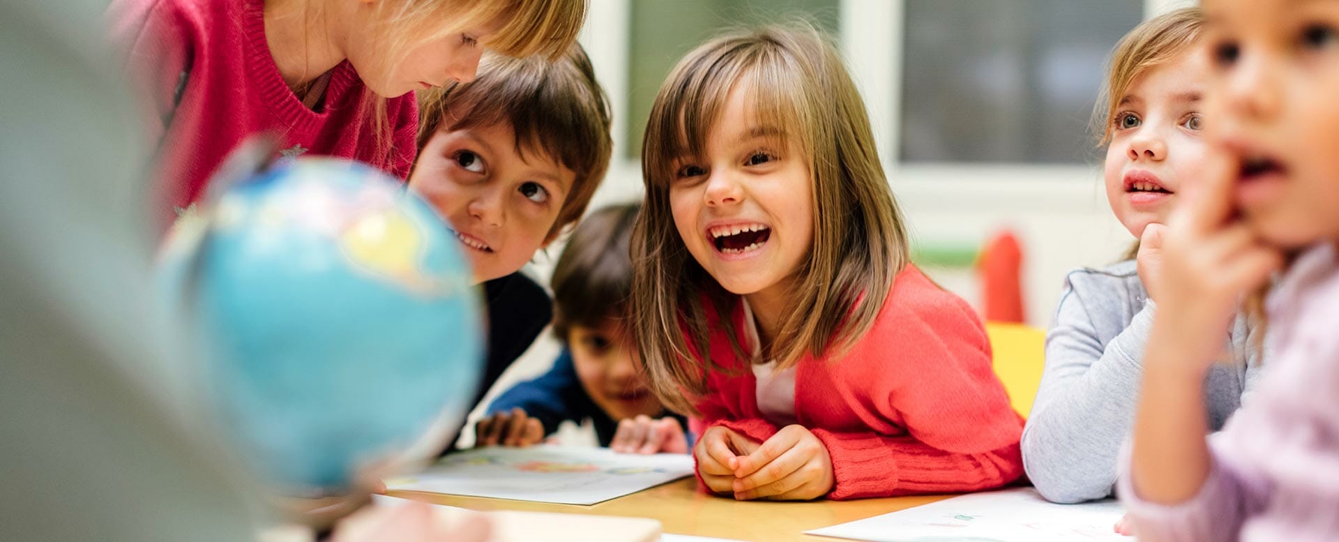 Grundschulkinder bei der Gruppenarbeit.