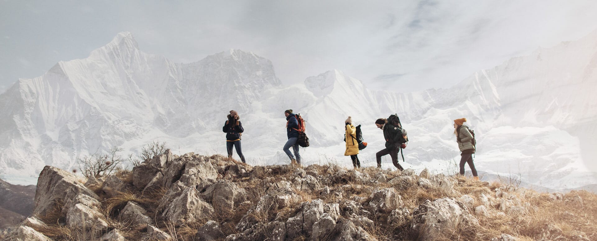 Eine Gruppe junger Menschen beim Winterwandern.