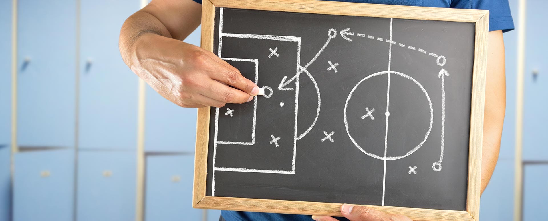 Fußballtrainer erklärt Taktik Fußballtrainer erklärt Taktik