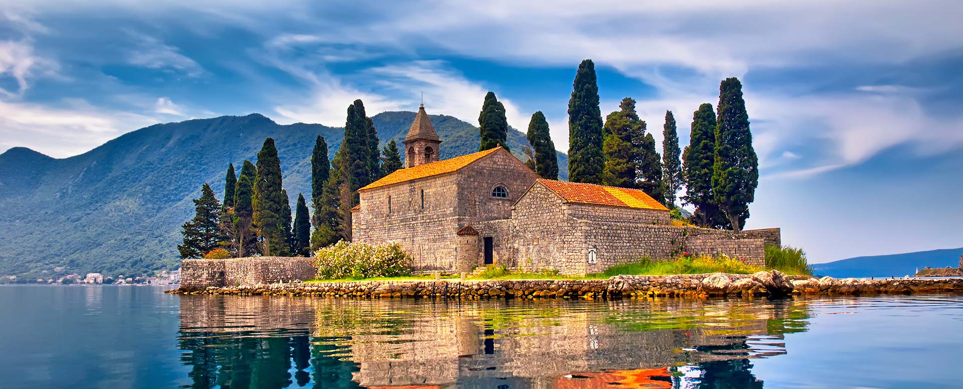 Benediktinerkloster auf der Insel Sveti Djordje (St.-Georg-Insel) in der Bucht von Kotor Benediktinerkloster auf der Insel Sveti Djordje (St.-Georg-Insel) in der Bucht von Kotor